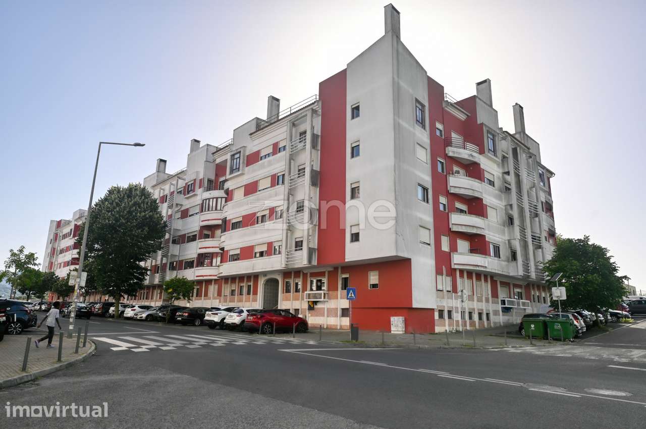 Apartamento T3 com parqueamento | Urbanização da Cavaleira, Algueir...