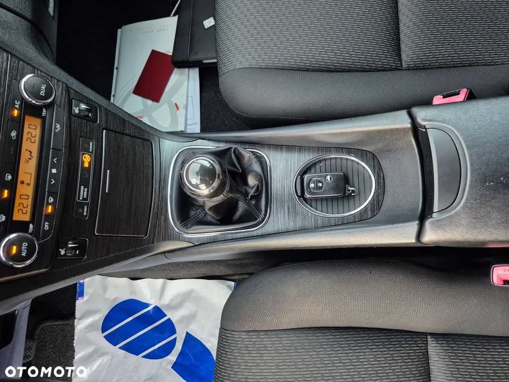 Toyota Avensis 2.0 Prestige NAVI - 24