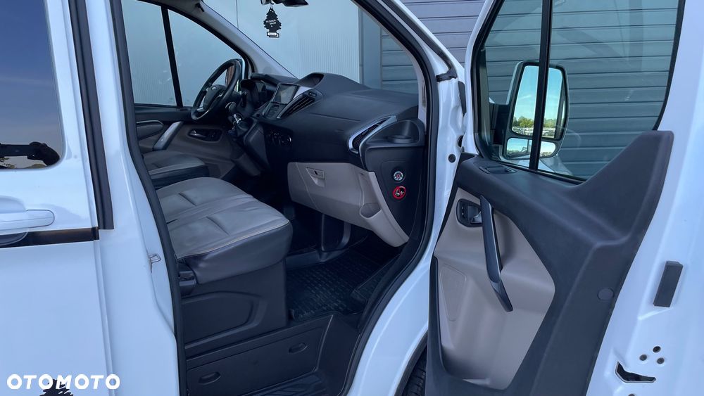 Ford Tourneo Custom - 23