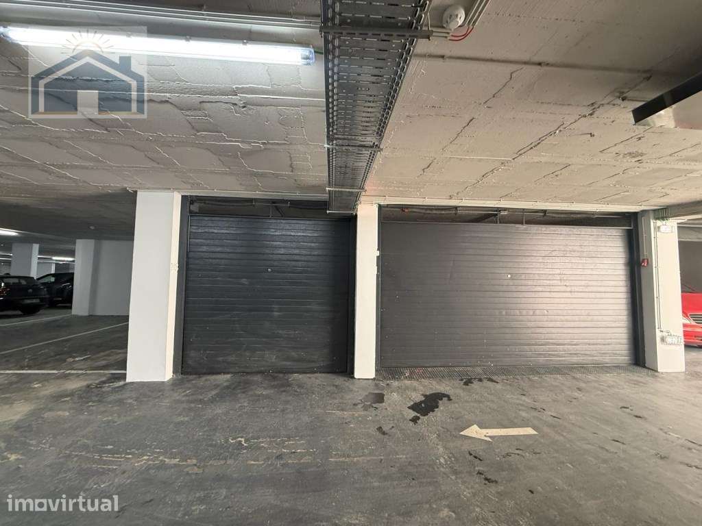 Arrenda-se Box Fechada / Garagem Privativa 24h - Centro de Lagos - Grande imagem: 2/3
