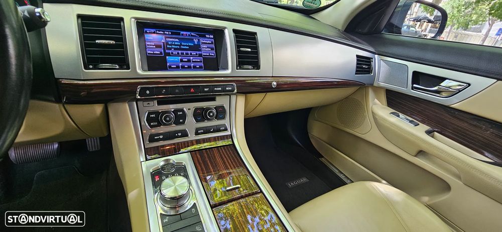 Jaguar XF 2.2 D Premium Luxury - 14