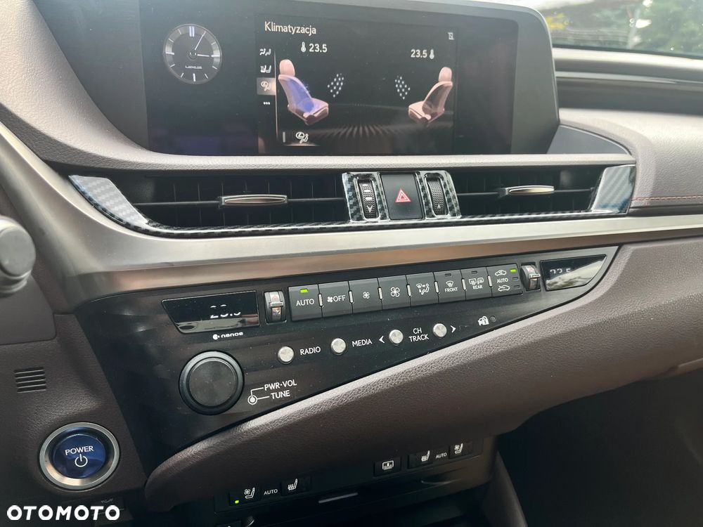 Lexus ES 300h Omotenashi - 38