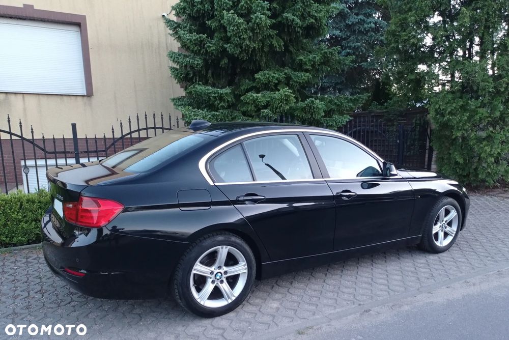 BMW Seria 3 318d DPF Edition Sport - 16