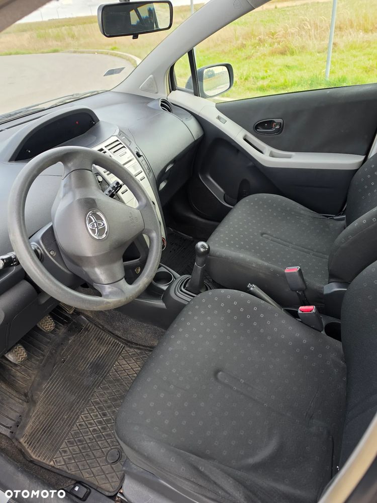 Toyota Yaris - 10