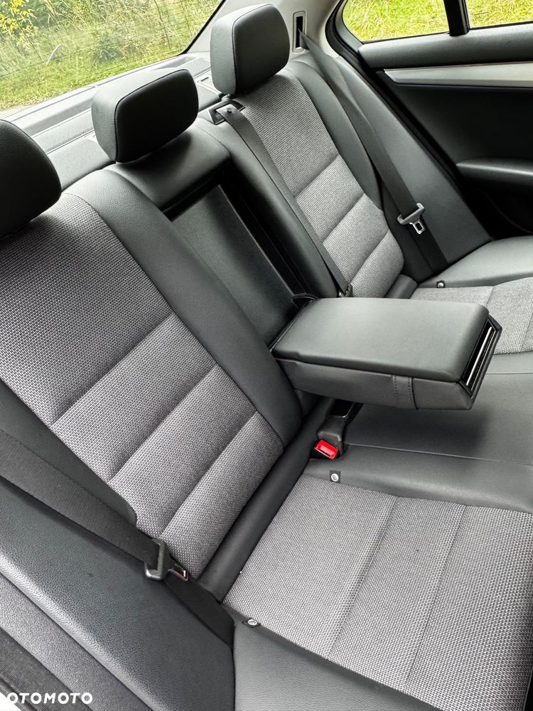 Mercedes-Benz Klasa C 180 CGI Automatik BlueEFFICIENCY Avantgarde - 16