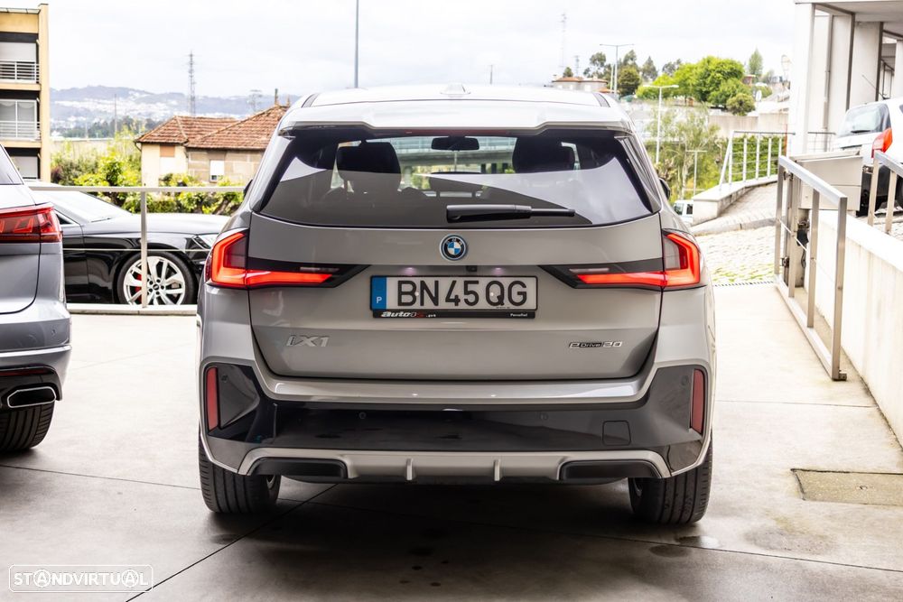 BMW iX1 eDrive20 Pack Desportivo M - 7