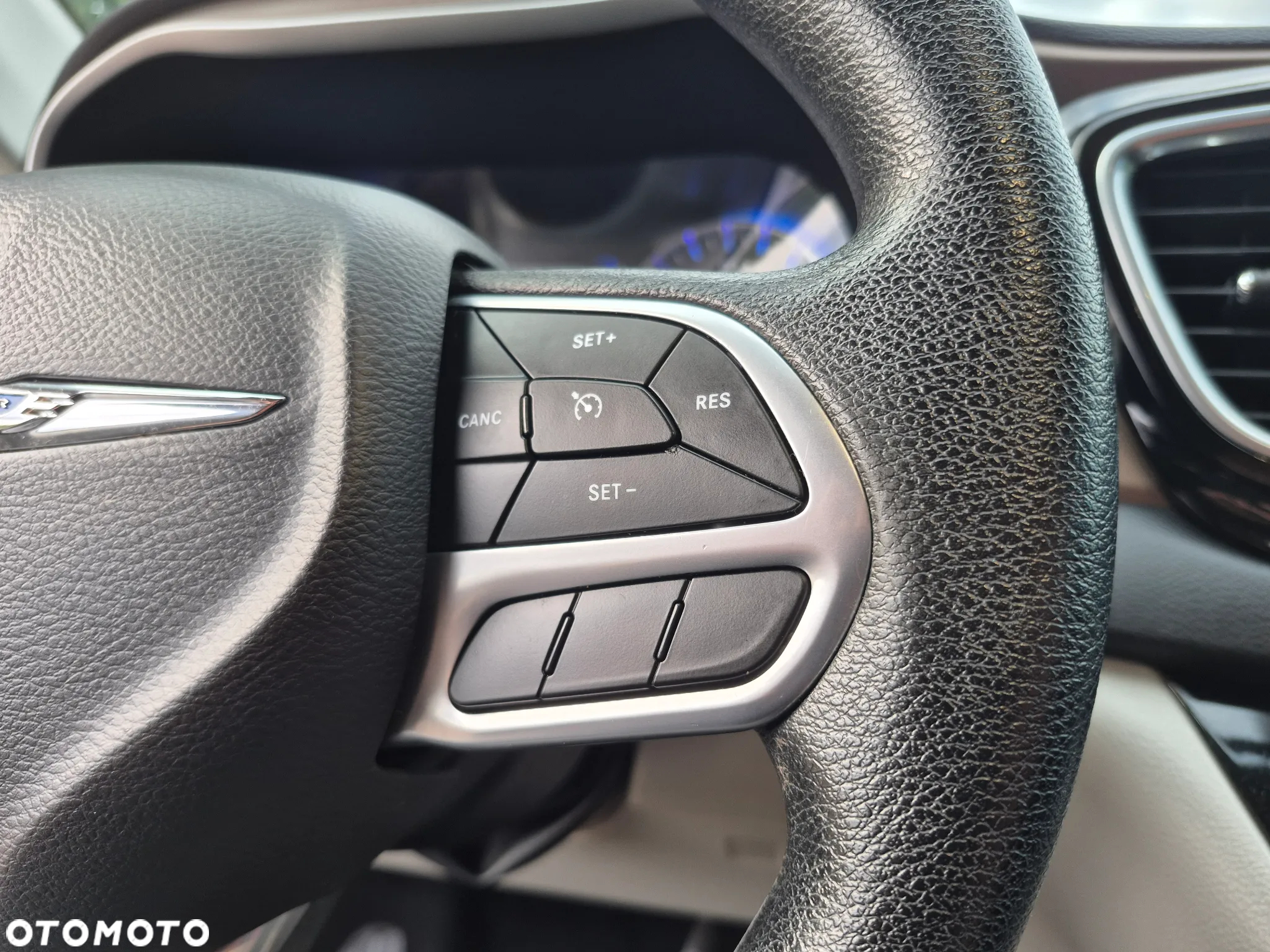 Chrysler Pacifica - 16