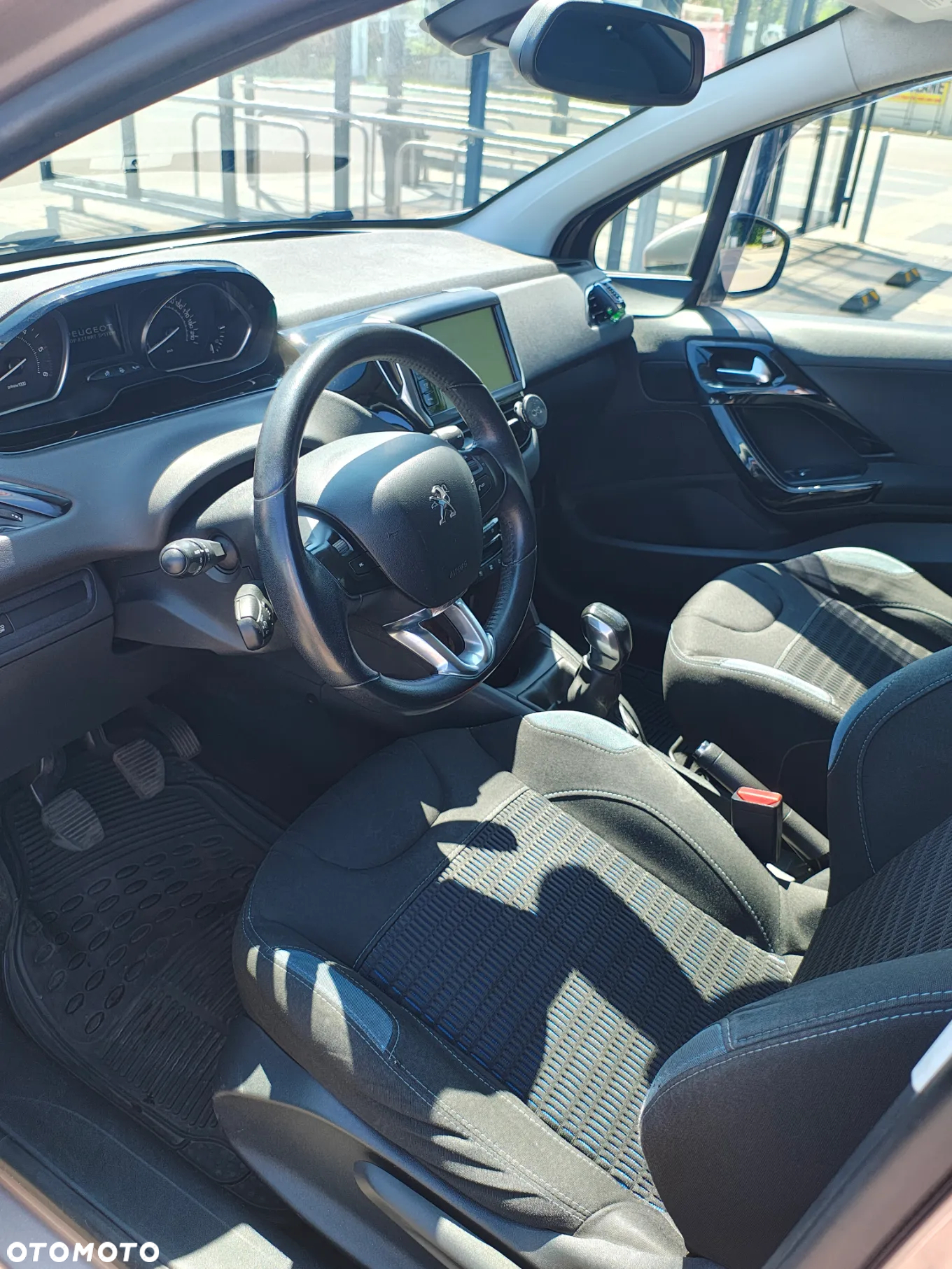 Peugeot 208 - 18