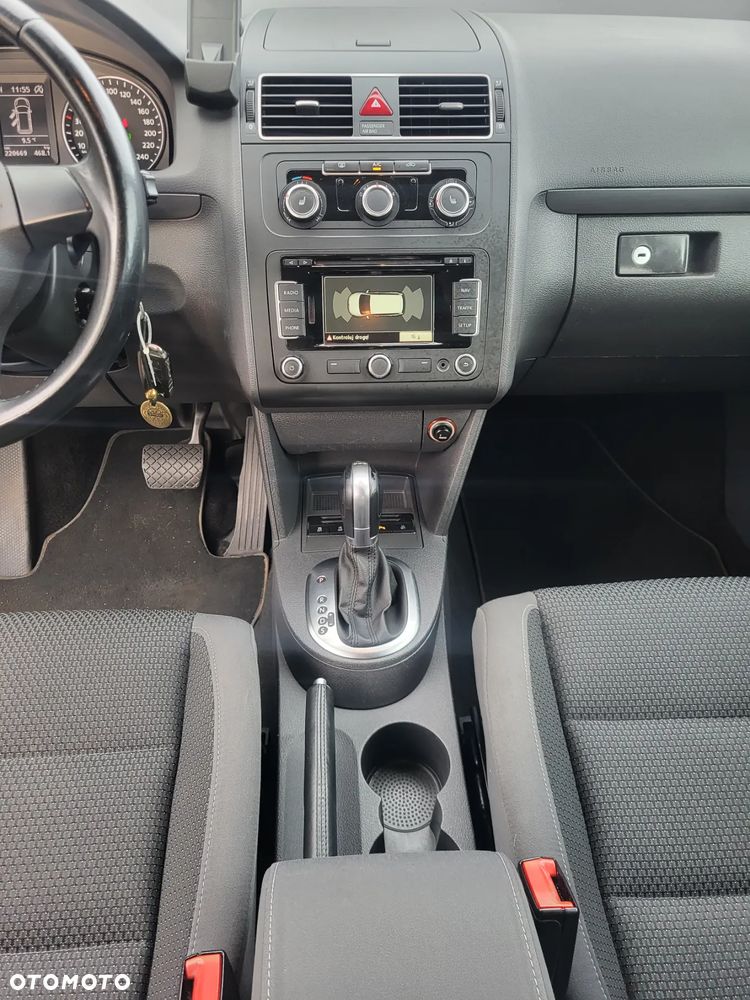 Volkswagen Touran - 12