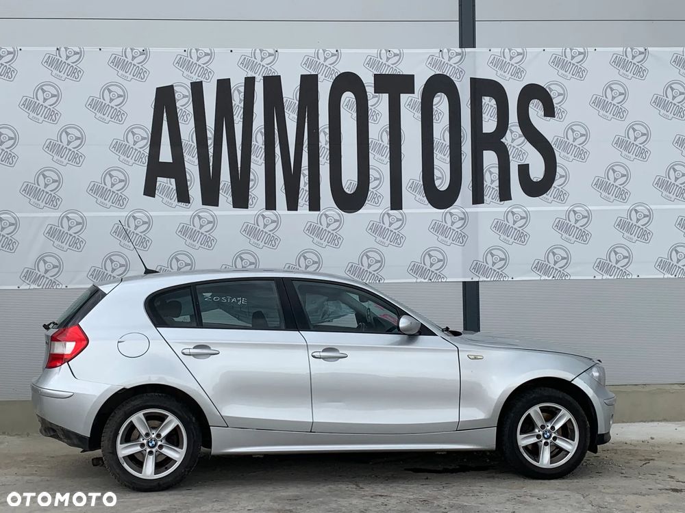 BMW 116 E87 2005 *SAMOCHÓD NA CZĘŚCI* 1659 MASKA, LAMPA, DRZWI, LUSTERKO, ZDERZAK, GRILL, BŁOTNIK, KLAPA, BELKA, DESKA, FOTELE, KANAPA, ĆWIARTKA KIEROWNICA, TARCZE, ZACISKI, ZAWIESZENIE, KOMPLETNY PRZÓD, KOMPLETNY TYŁ, LICZNIK, ZEGARY, PRAWE LEWE PRZÓD TYŁ