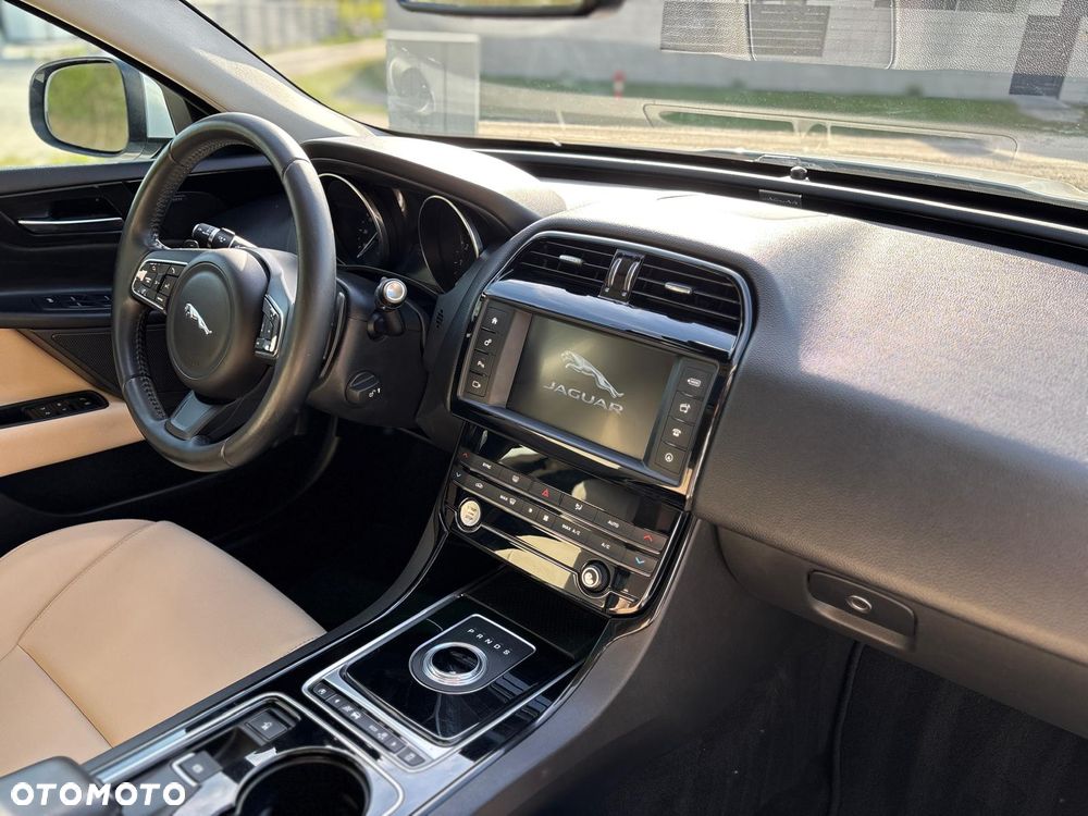 Jaguar XE 25t Prestige - 24