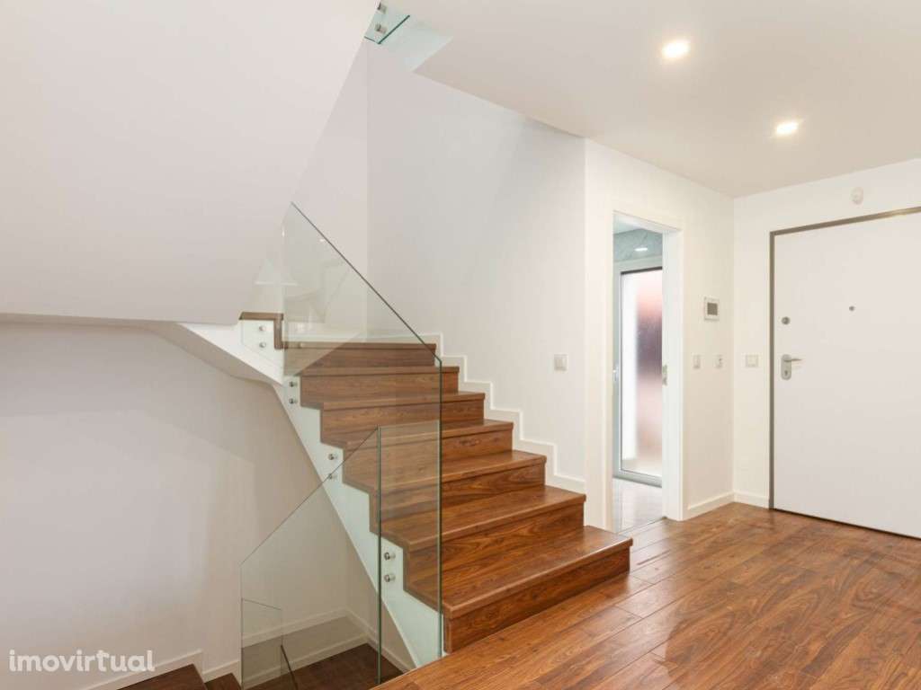 Moradia Geminada T3 com jardim inserida na Vila histórica da Areia - Grande imagem: 2/25