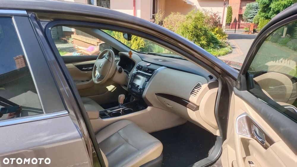 Nissan Altima - 5