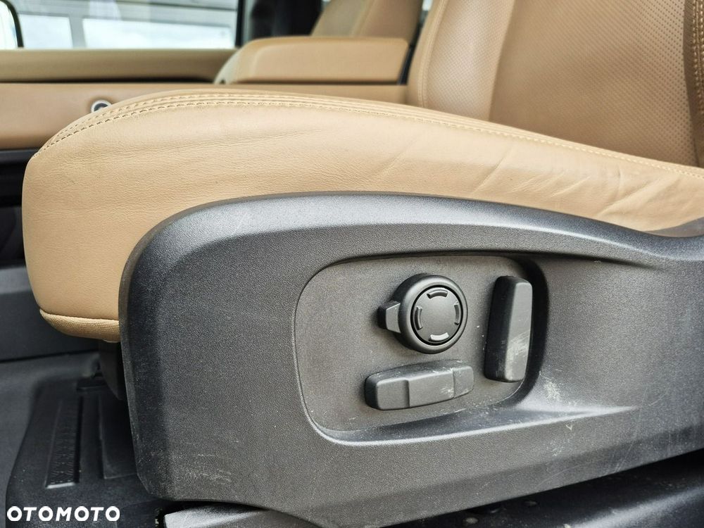 Land Rover Defender - 25