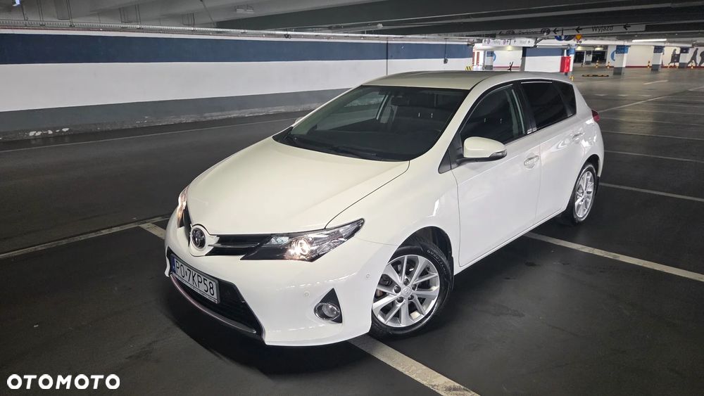 Toyota Auris 1.6 Premium + - 2
