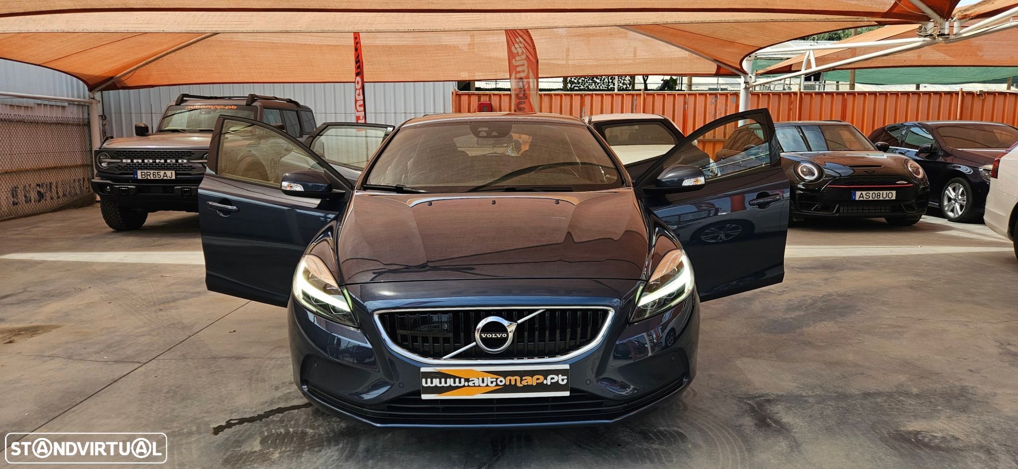 Volvo V40 2.0 D3 Momentum - 1
