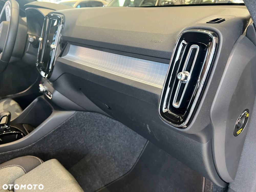 Volvo XC 40 B4 B AWD DKG Ultimate Dark - 32