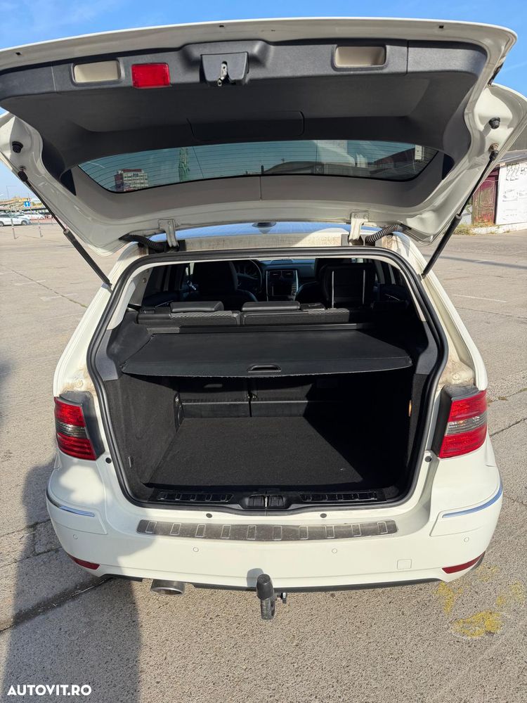Mercedes-Benz EQB - 10