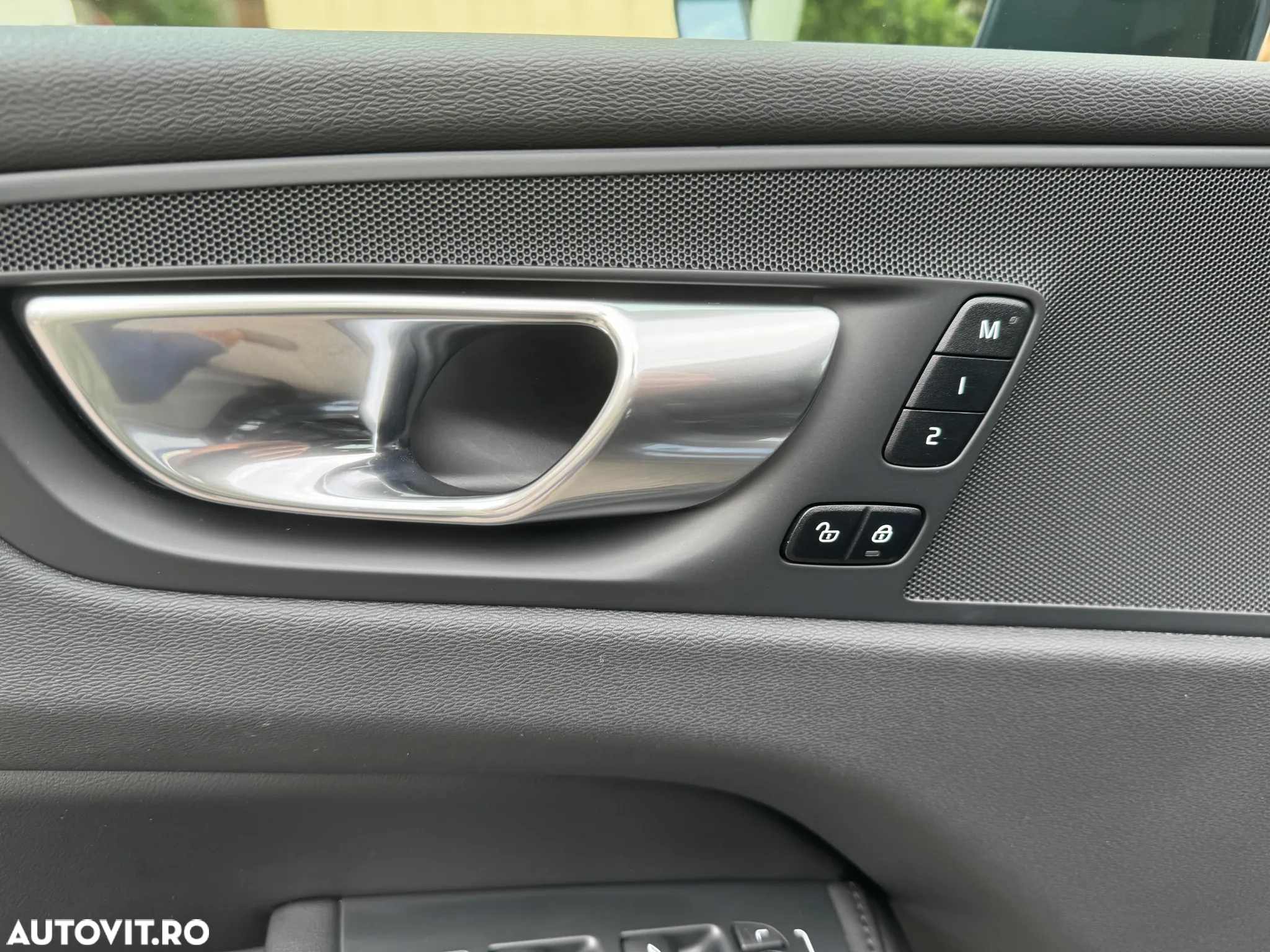 Volvo XC 60 B4 MHEV AT FWD Core - 19