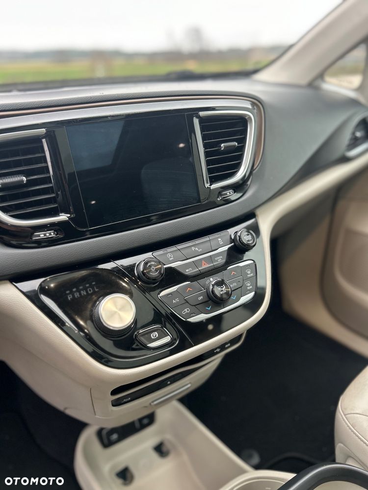 Chrysler Pacifica - 22