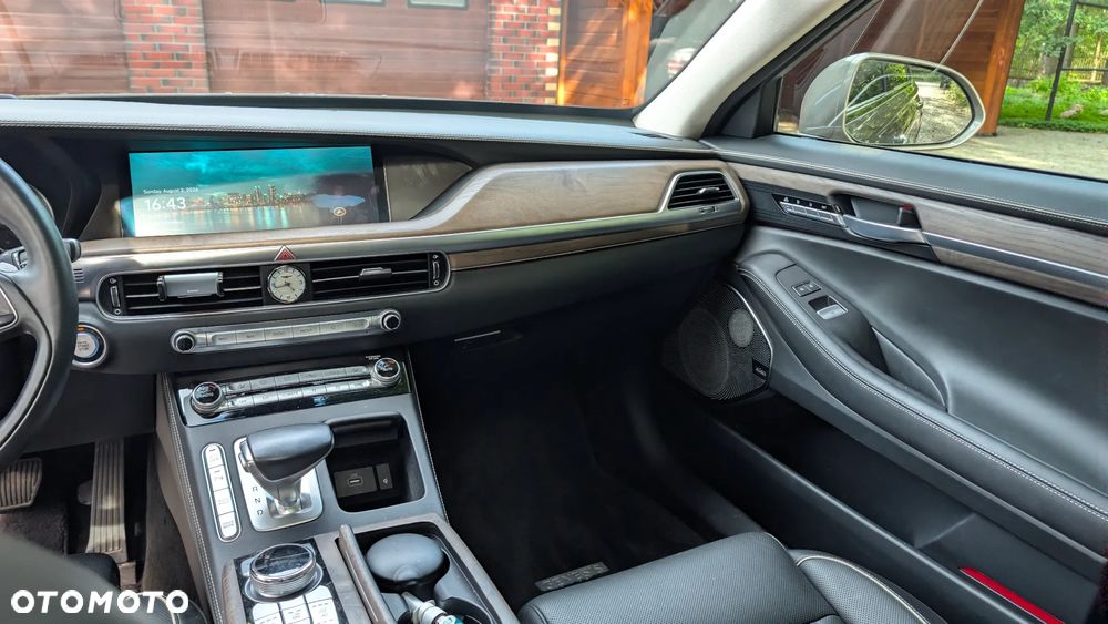 Genesis G90 - 16