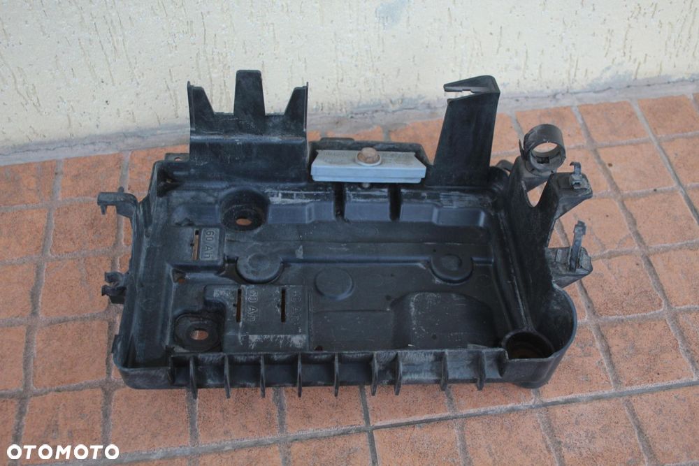 PODSTAWA AKUMULATORA OPEL CORSA D 1.0 13235642 - 2