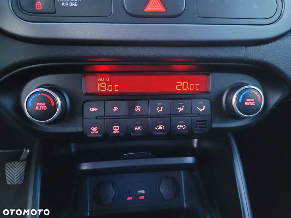 Kia Carens 1.6 GDI Dream Team Edition - 16