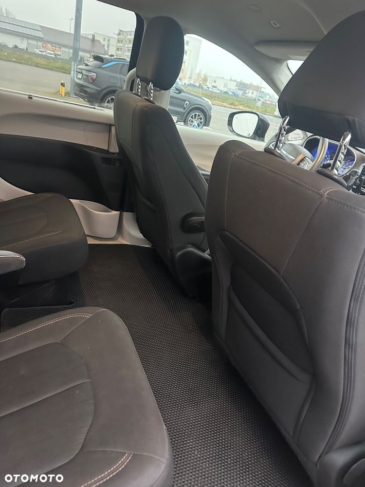 Chrysler Pacifica - 14