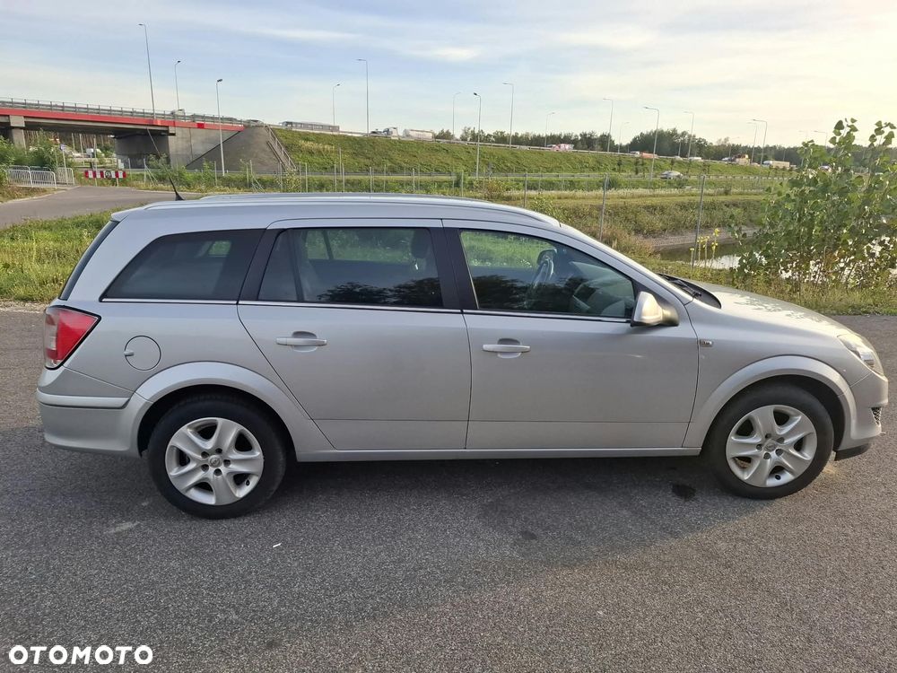 Opel Astra 2011 photo 3