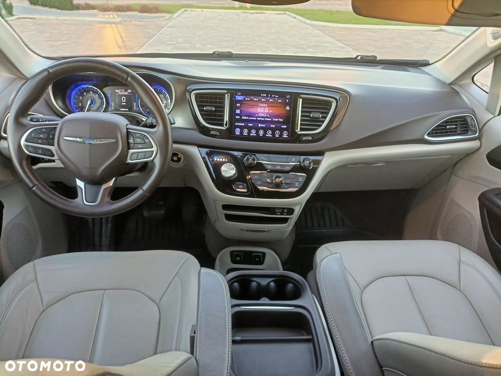 Chrysler Pacifica - 8