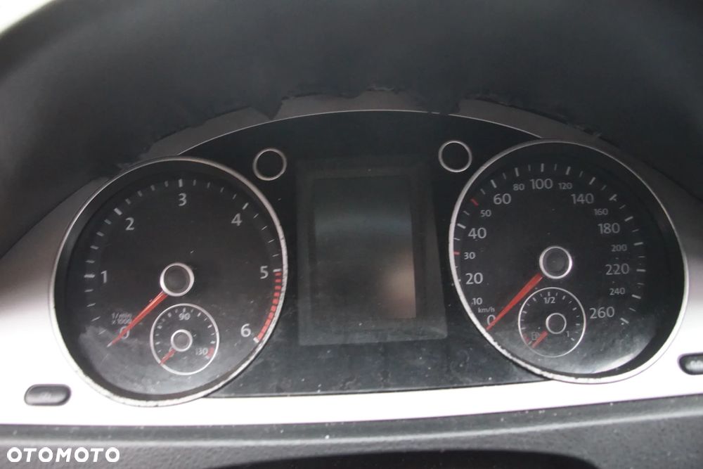 Auto na części - Volkswagen Passat B6 Lift 1.6 TDI 105 KM CAYC MDM L041 2010R Silnik Skrzynia Drzwi Maska Zderzak Błotnik Klapa Lampa Lusterko Klamka Deska Kokpit Sterownik Moduł Czujnik Licznik Kierownica Panel Wyświetlacz - 12