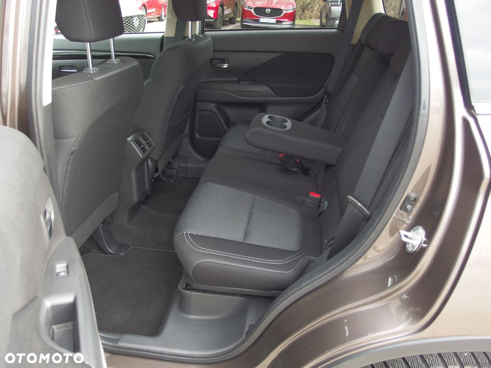 Mitsubishi Outlander 2.0 Instyle + 4WD CVT - 11