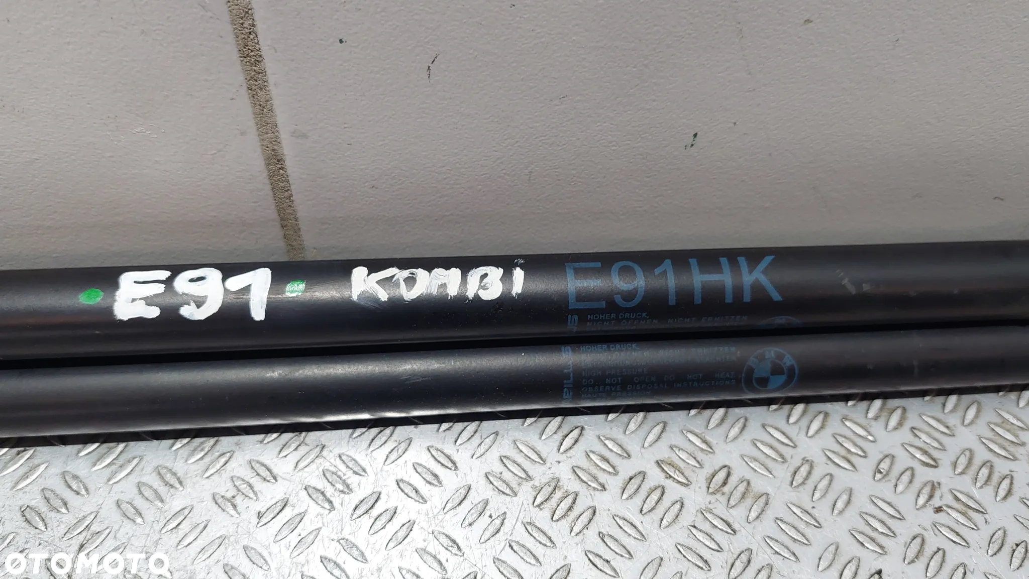 SIŁOWNIKI KLAPY BAGAŻNIKA TYŁ KOMPLET BMW E91 - 2