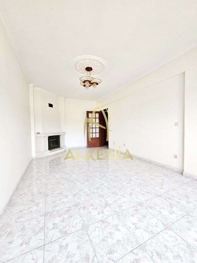 Excelente T2 com Arrecadação e Elevadores, no Casal do Cotão - Grande imagem: 2/15