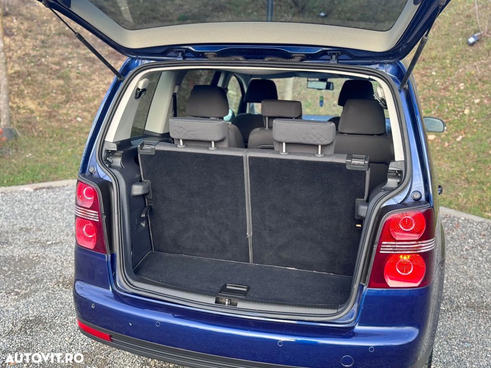 Volkswagen Touran 1.9 TDI DSG Highline - 12