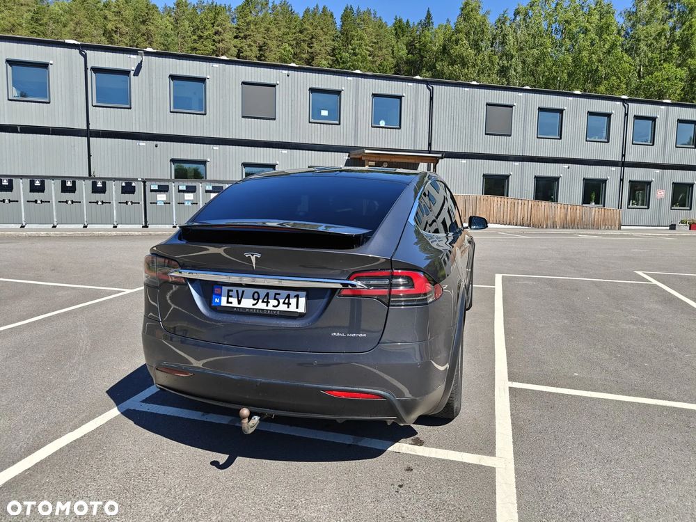 Tesla Model X - 5