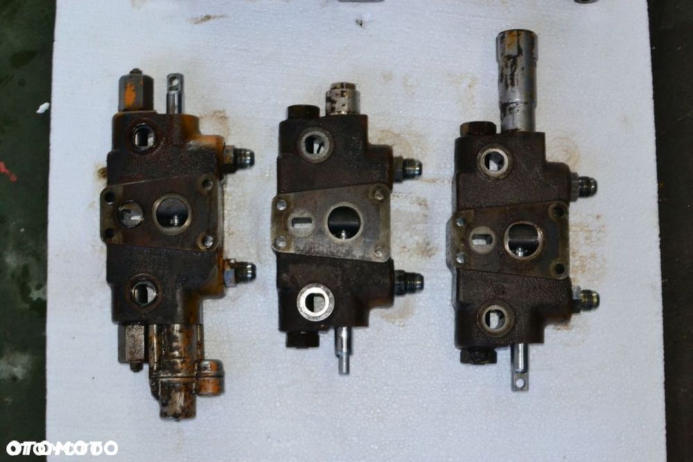 Rozdzielacz Case 595 Serial: B 8901 _ 358 Sekcje Cześci typ 580, 590 - 4