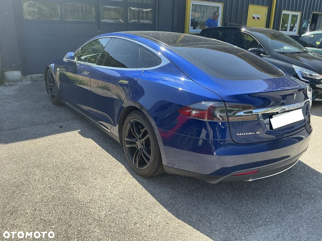 Tesla Model S 85 D - 2