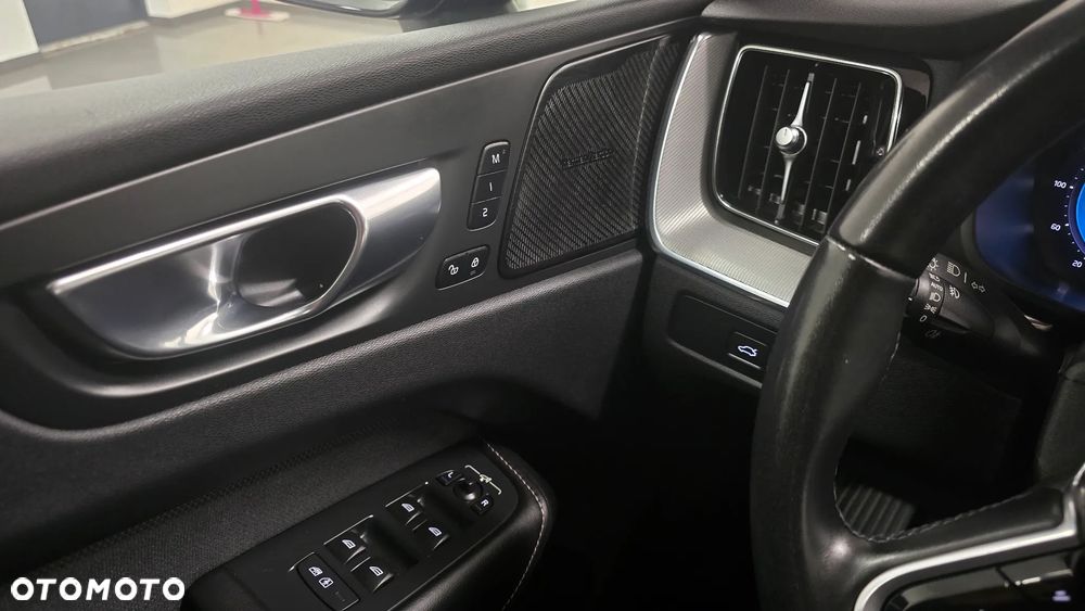 Volvo XC 60 B4 D Plus Dark - 18