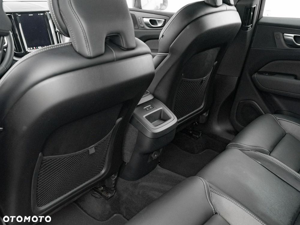 Volvo XC 60 B4 B Plus Dark - 25