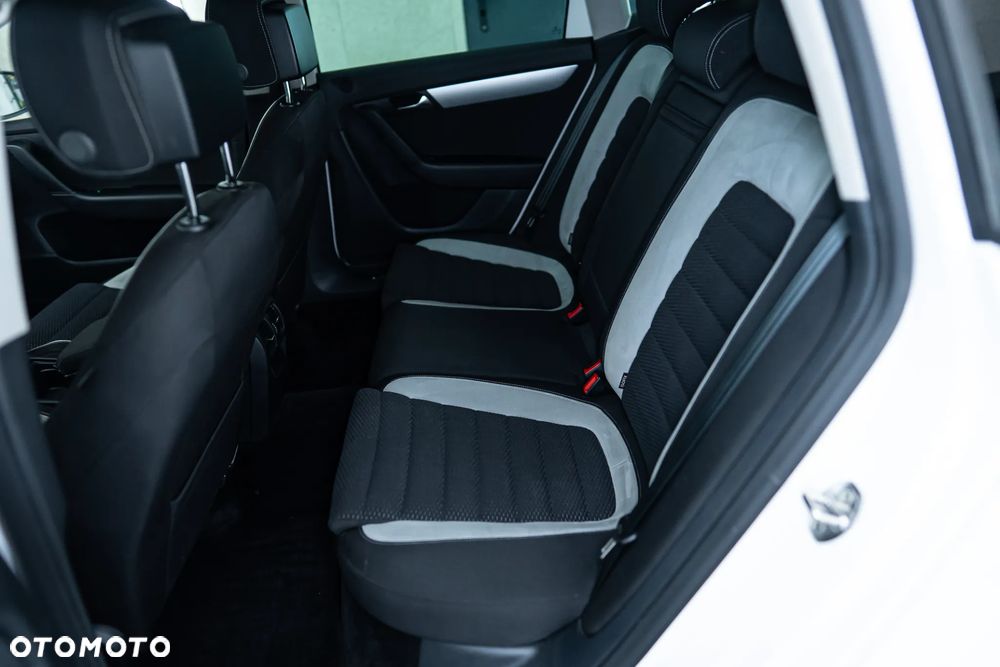 Volkswagen Passat 2.0 TDI DSG BlueMotion Technology R-Line - 33