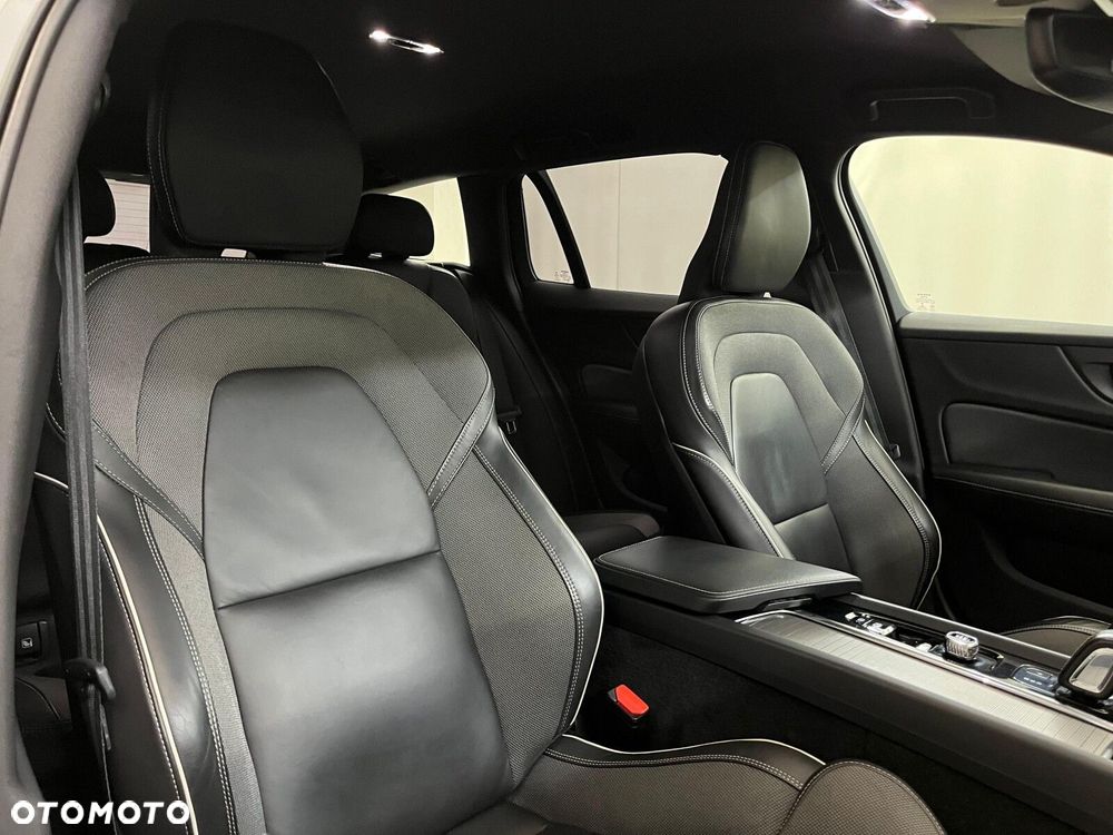 Volvo V60 B4 B R-Design - 36
