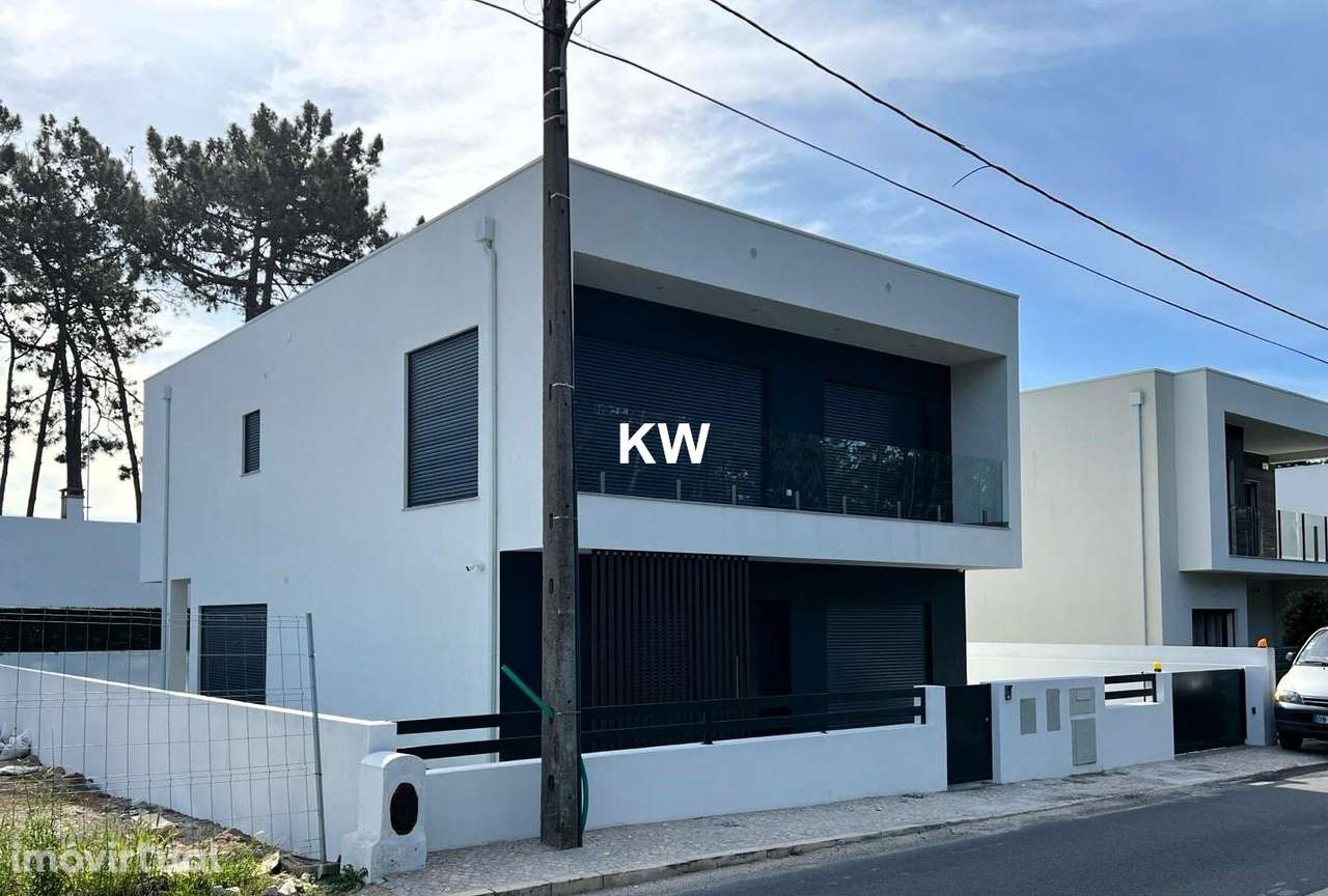 Moradia T4 Aroeira com piscina aquecida e zona barbecue - Grande imagem: 2/19