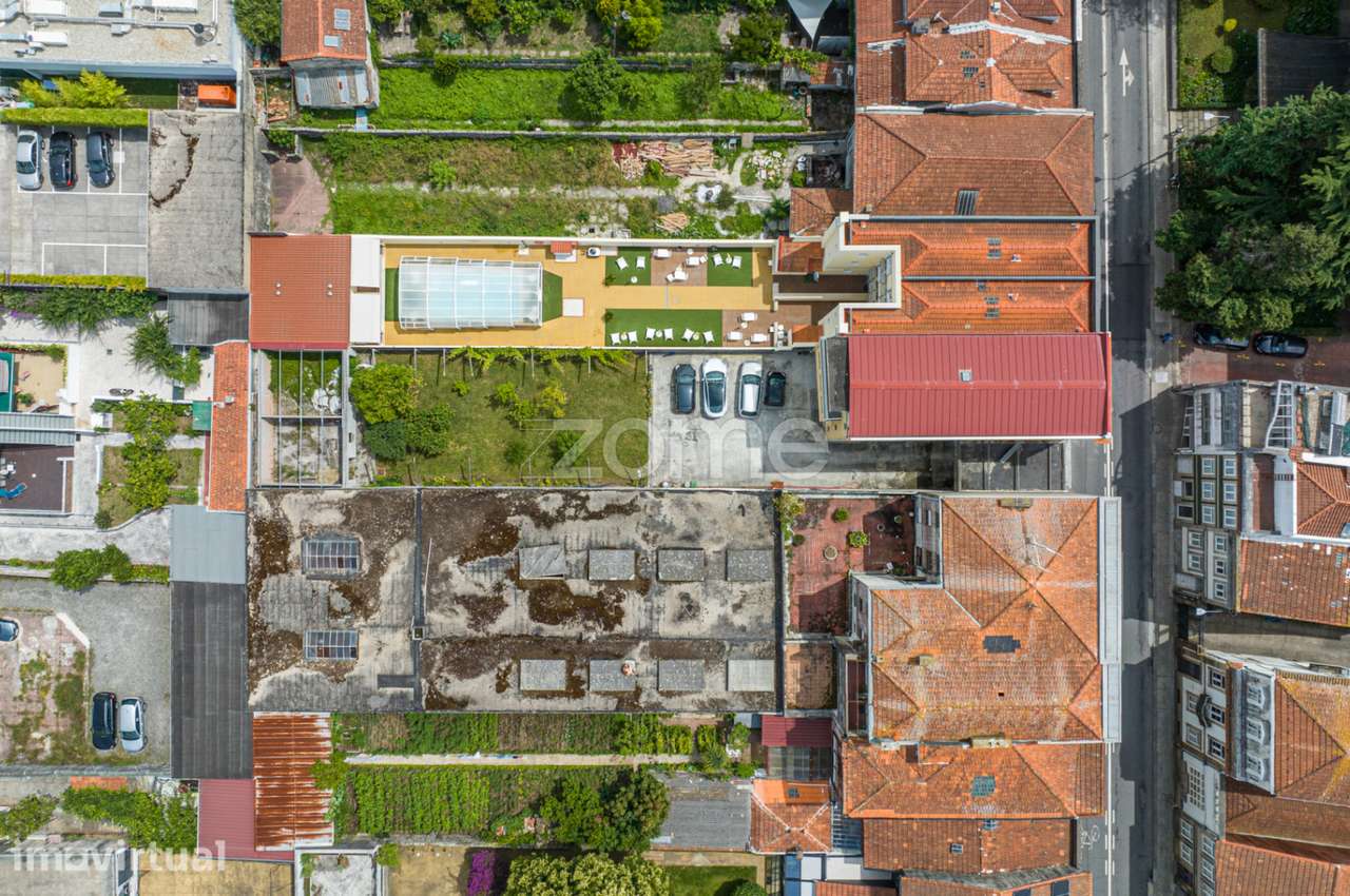 Prédio com 3 pisos e jardim na Rua de Costa Cabral - Grande imagem: 5/60