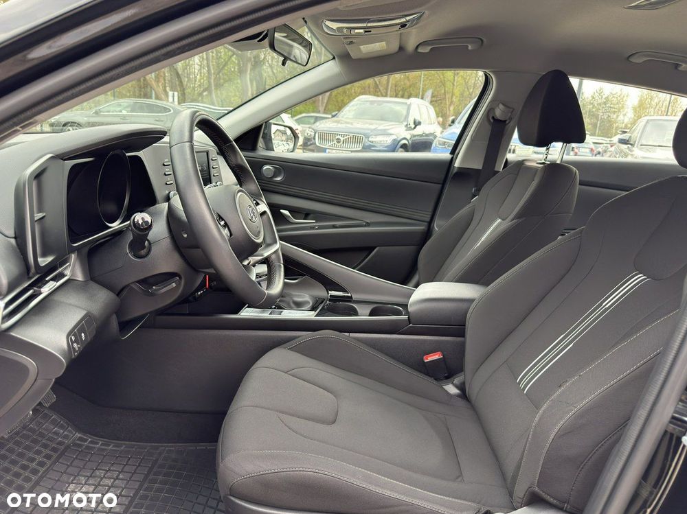 Hyundai Elantra - 12