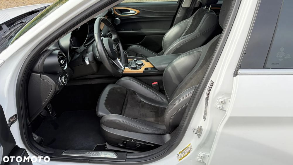 Alfa Romeo Giulia 2.0 Turbo 16V AT8 Veloce - 26