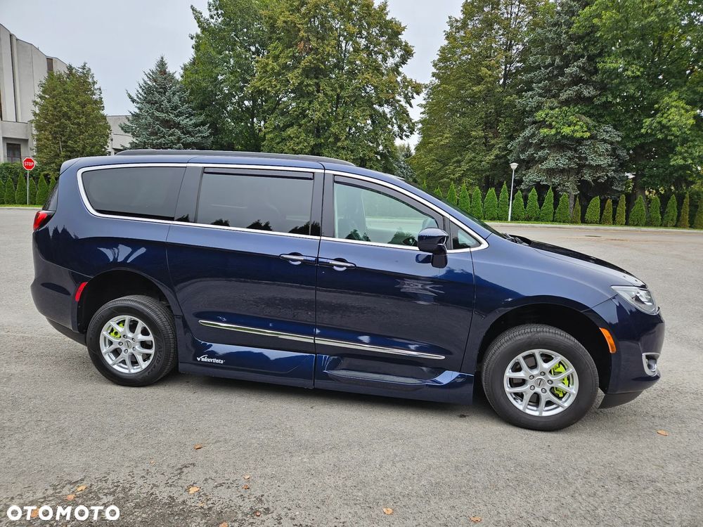Chrysler Pacifica - 4