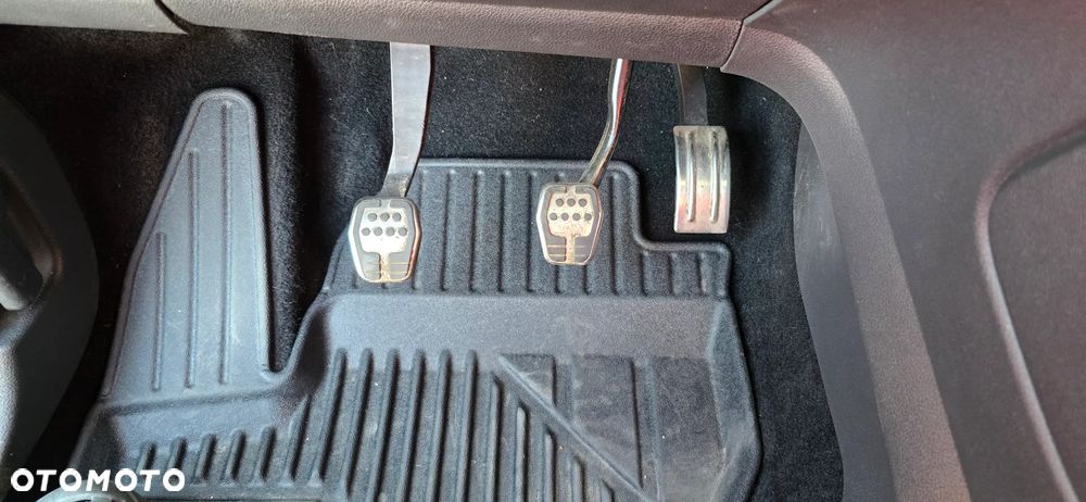 Ford Kuga 2.0 TDCi 2x4 ST-Line - 22