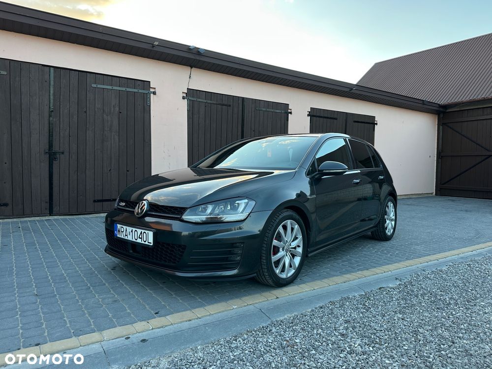 Volkswagen Golf - 1