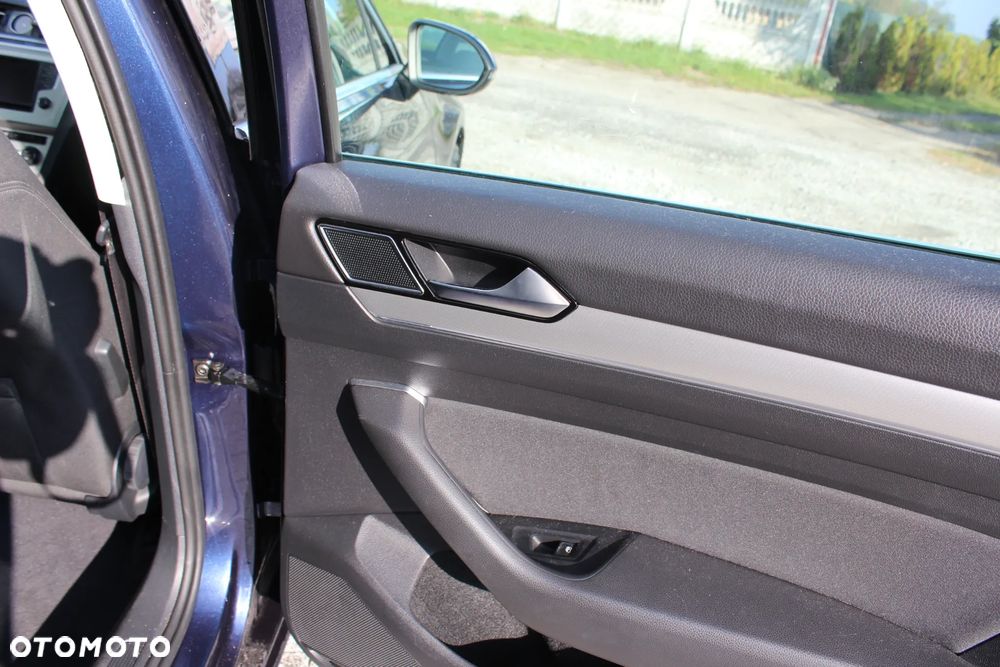 Volkswagen Passat Variant 1.6 TDI SCR DSG Comfortline - 30